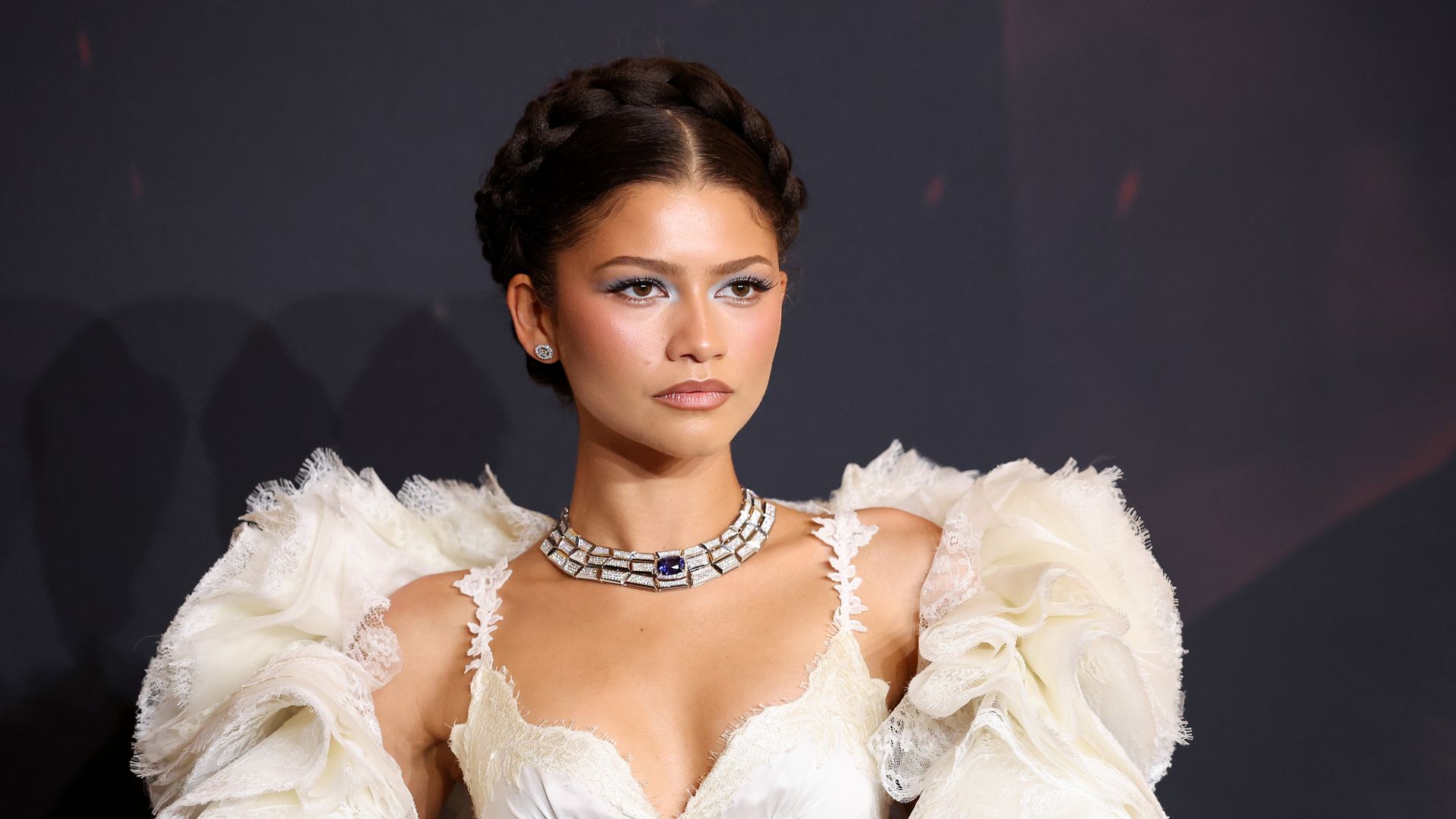Zendaya luce etérea y sofisticada en su paso por París.