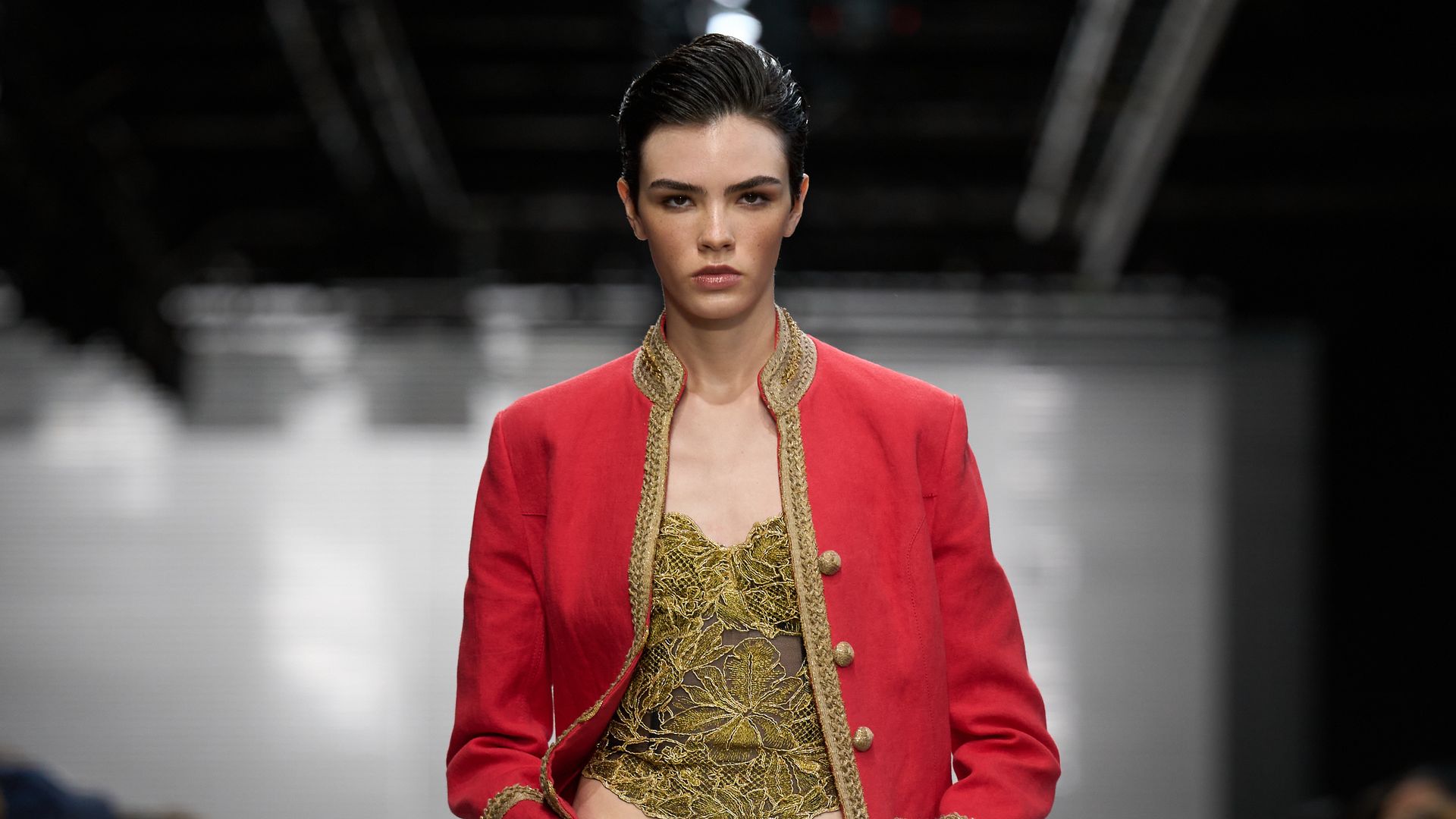 Look de desfile de Ermanno Scervino SS27 en Milán. 
