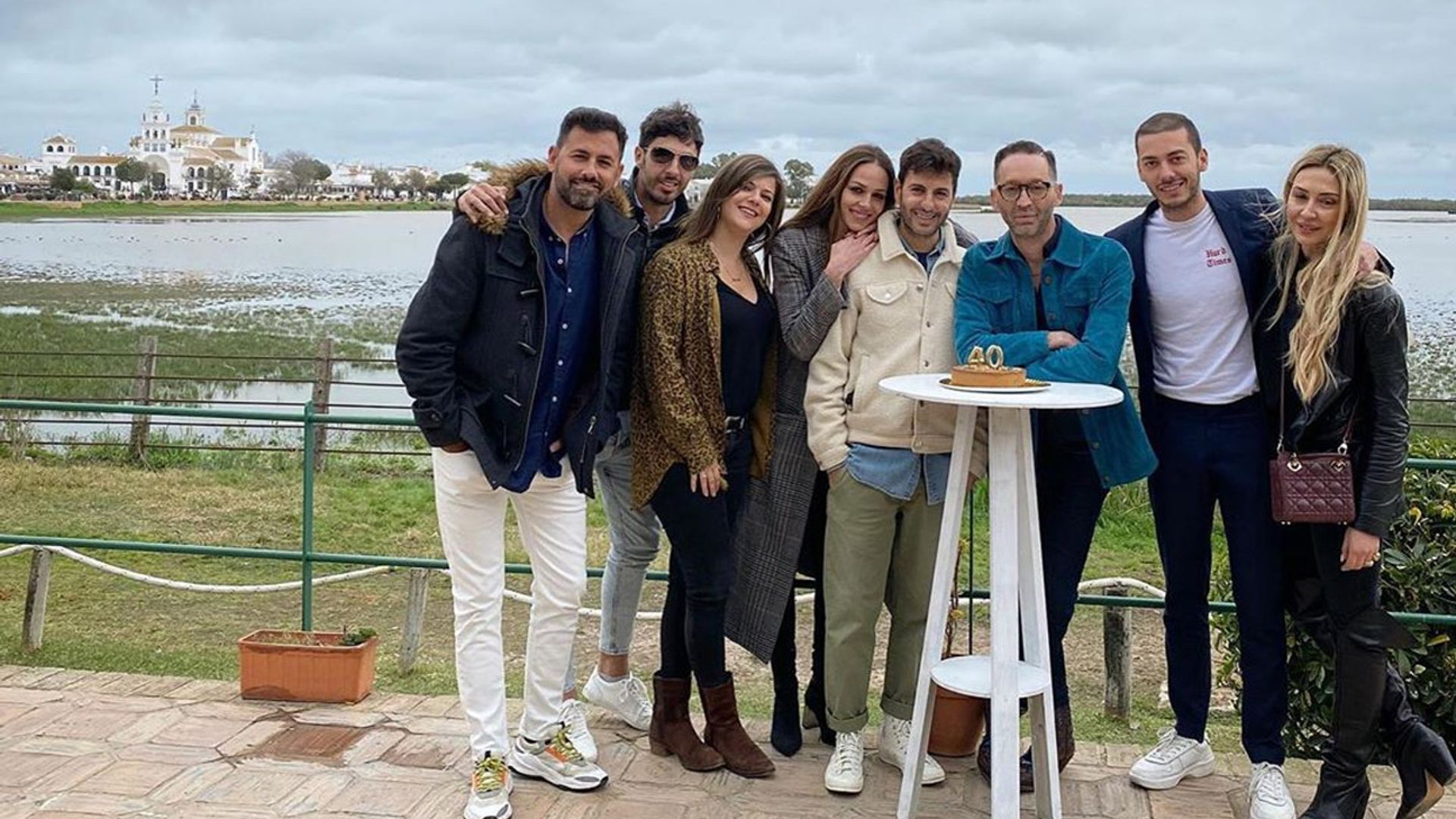 Eva González, en El Rocío con sus amigos mientras Cayetano Rivera vuelve a los ruedos