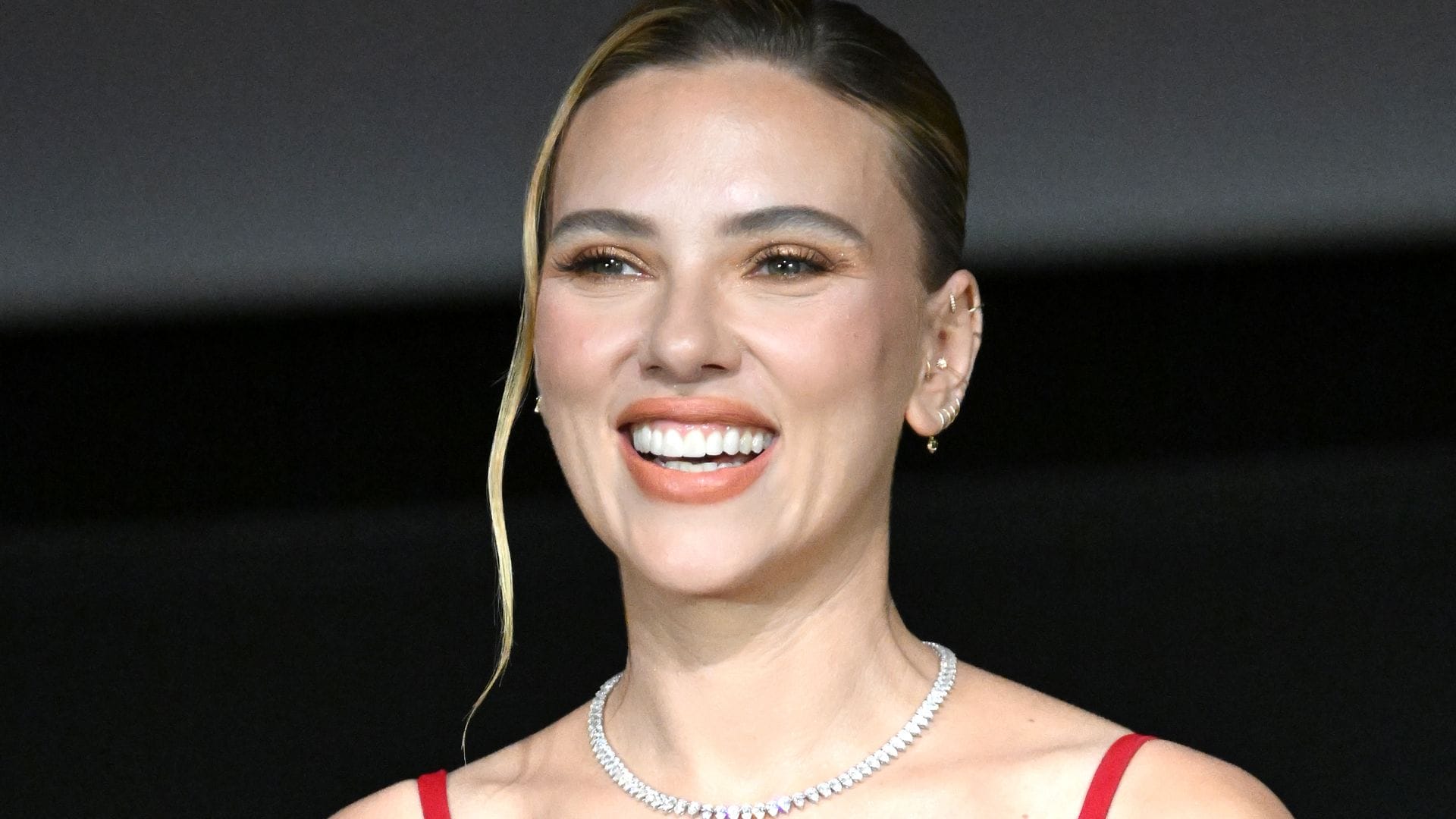 Scarlett Johansson recupera el vestido rojo de invitada que sigue de moda 19 años después