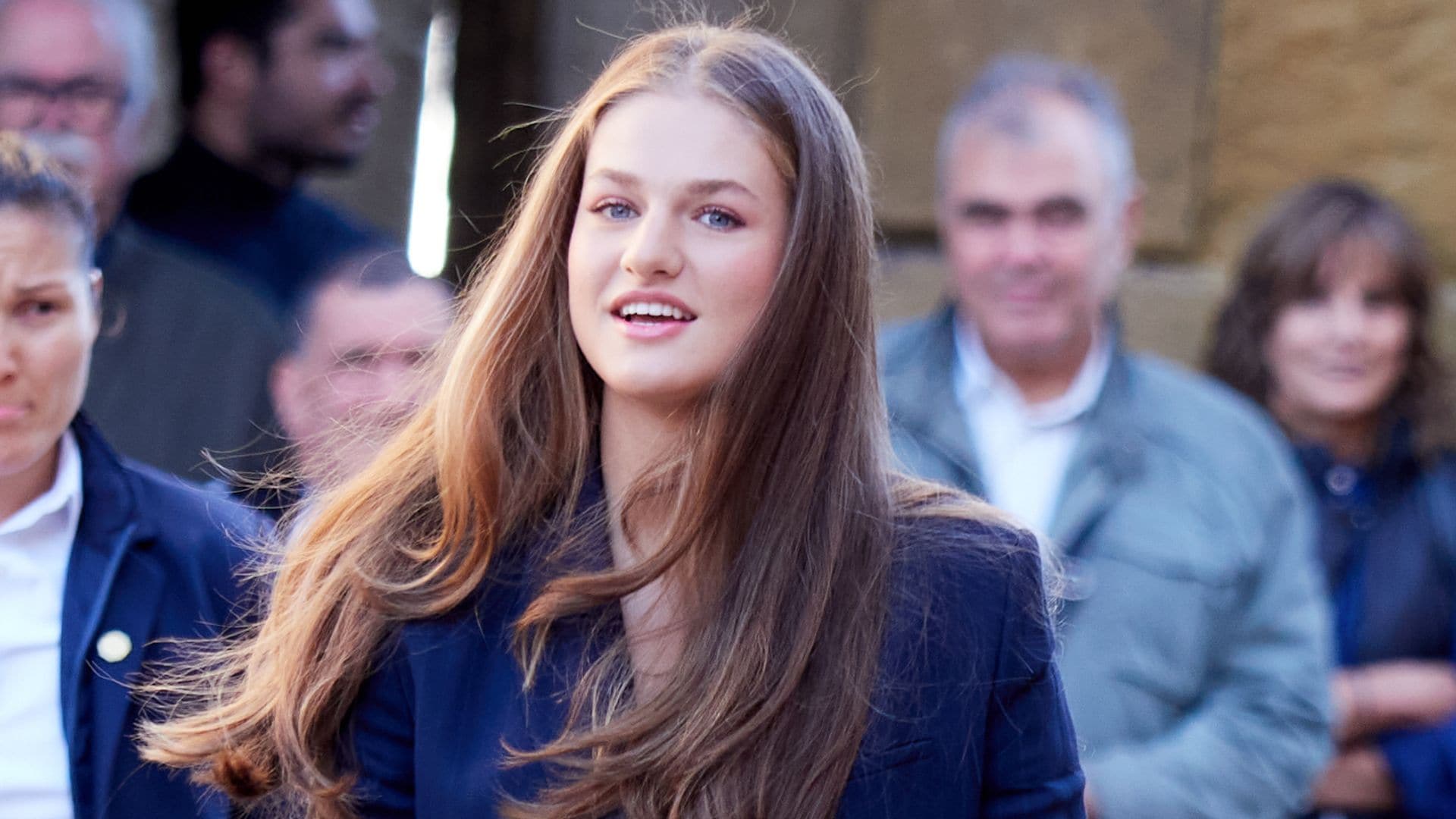 La princesa moderniza el look icono de su madre y estrena un traje 'oversized'
