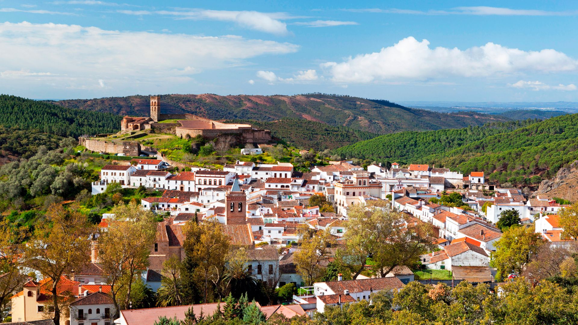 Aroche, el secreto mejor guardado de la Sierra de Huelva: un museo al aire libre entre dehesas y castillos