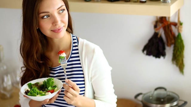 mujer comida sana