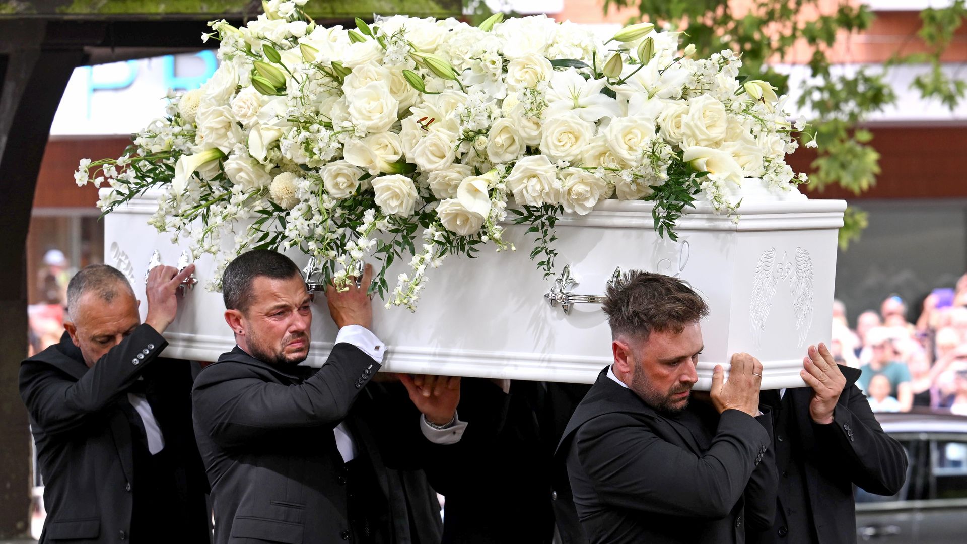El último adiós a Bonnie Tyler: aplausos, flores y cientos de fans en su funeral en Swansea, Gales