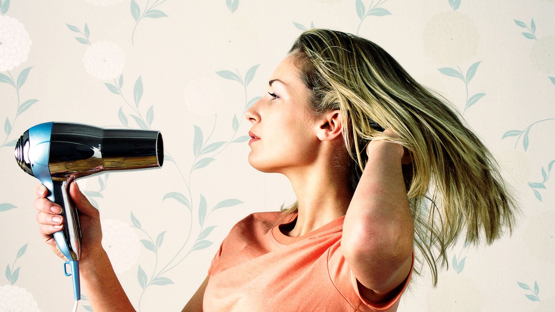 Chica secándose el cabello rubio de lateral, con pijama de primavera-verano.
