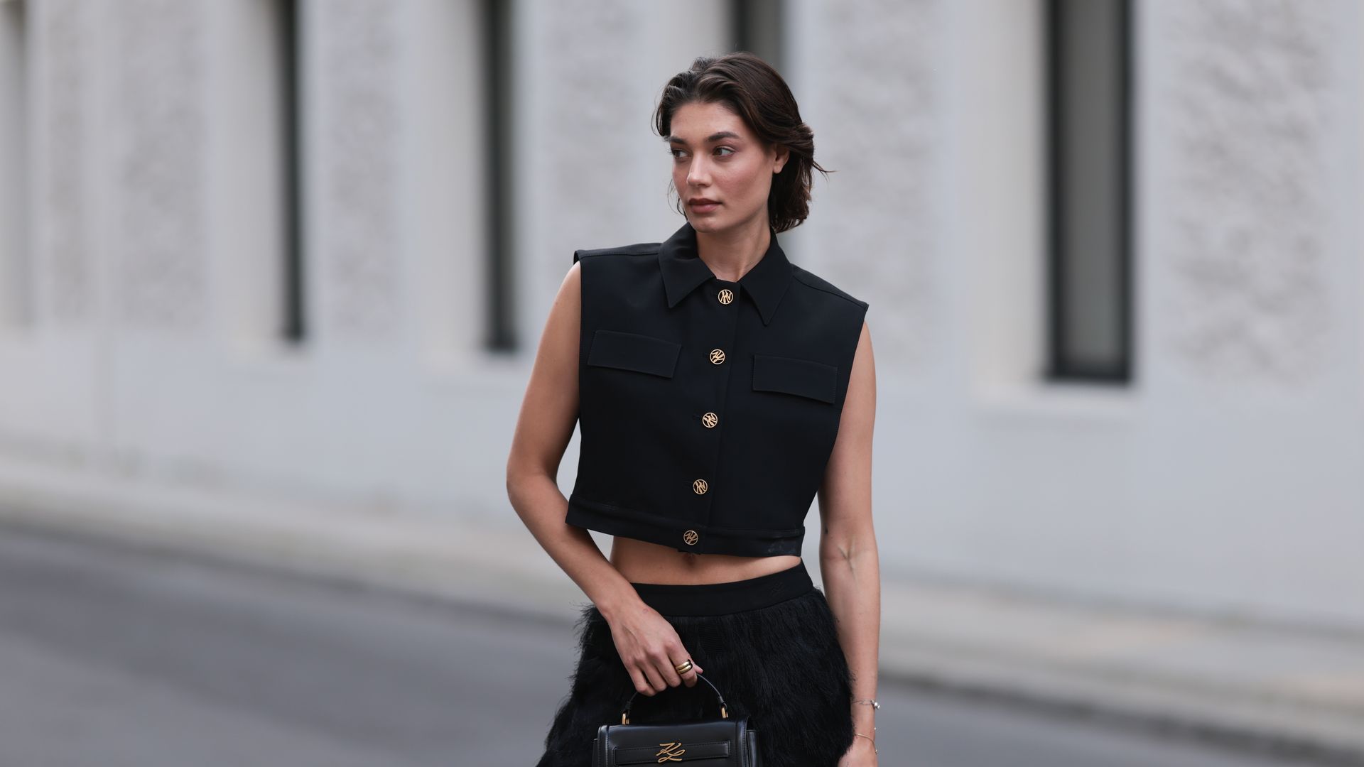 Look con chaleco negro