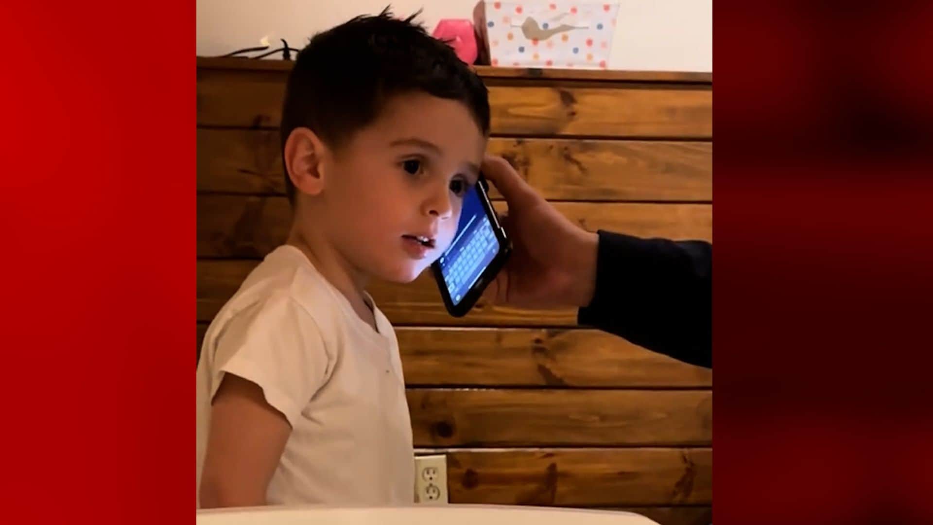 La emoción de este pequeño al recibir la llamada de ‘Batman’ que te sacará una sonrisa