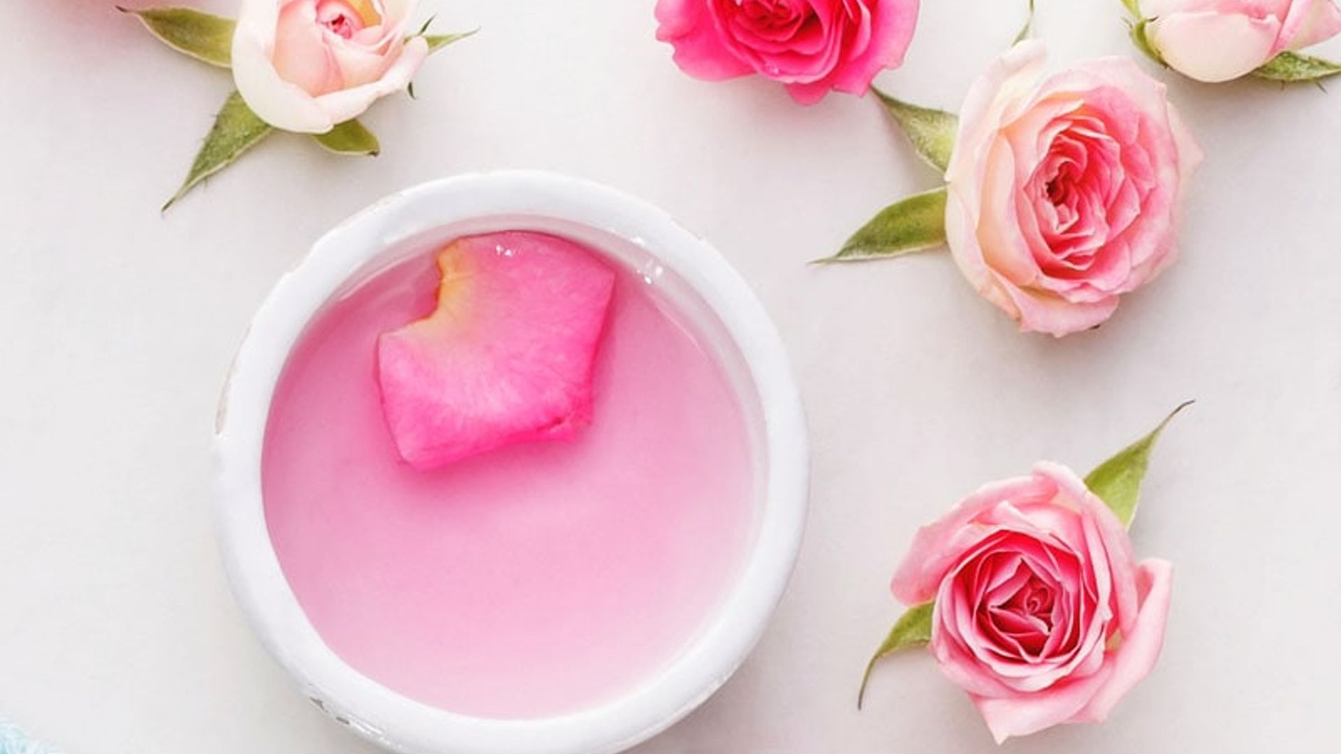 Los mil y un beneficios del agua de rosas
