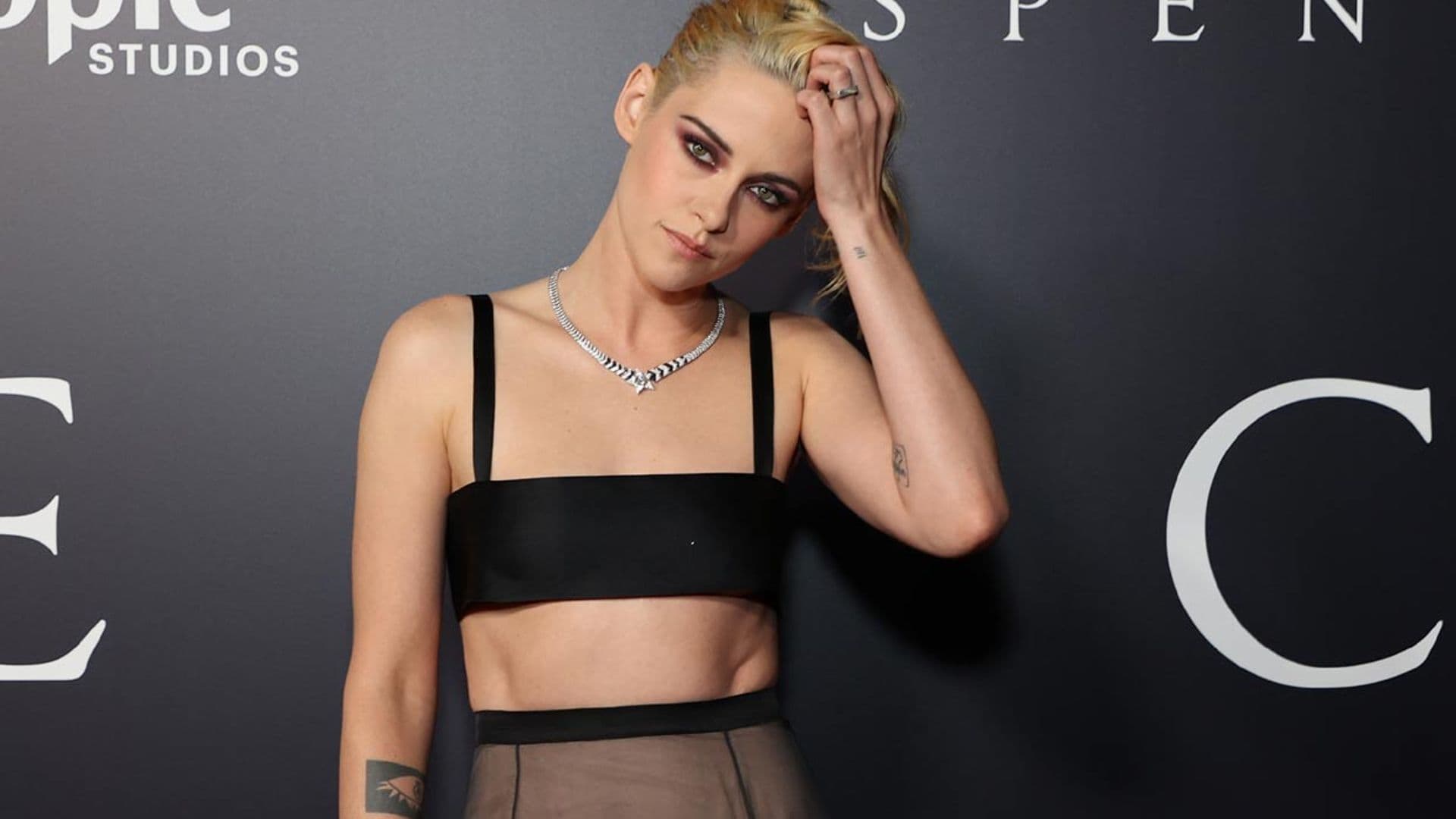 Kristen Stewart se desmarca de la princesa Diana con un 'cropped top' y falda transparente