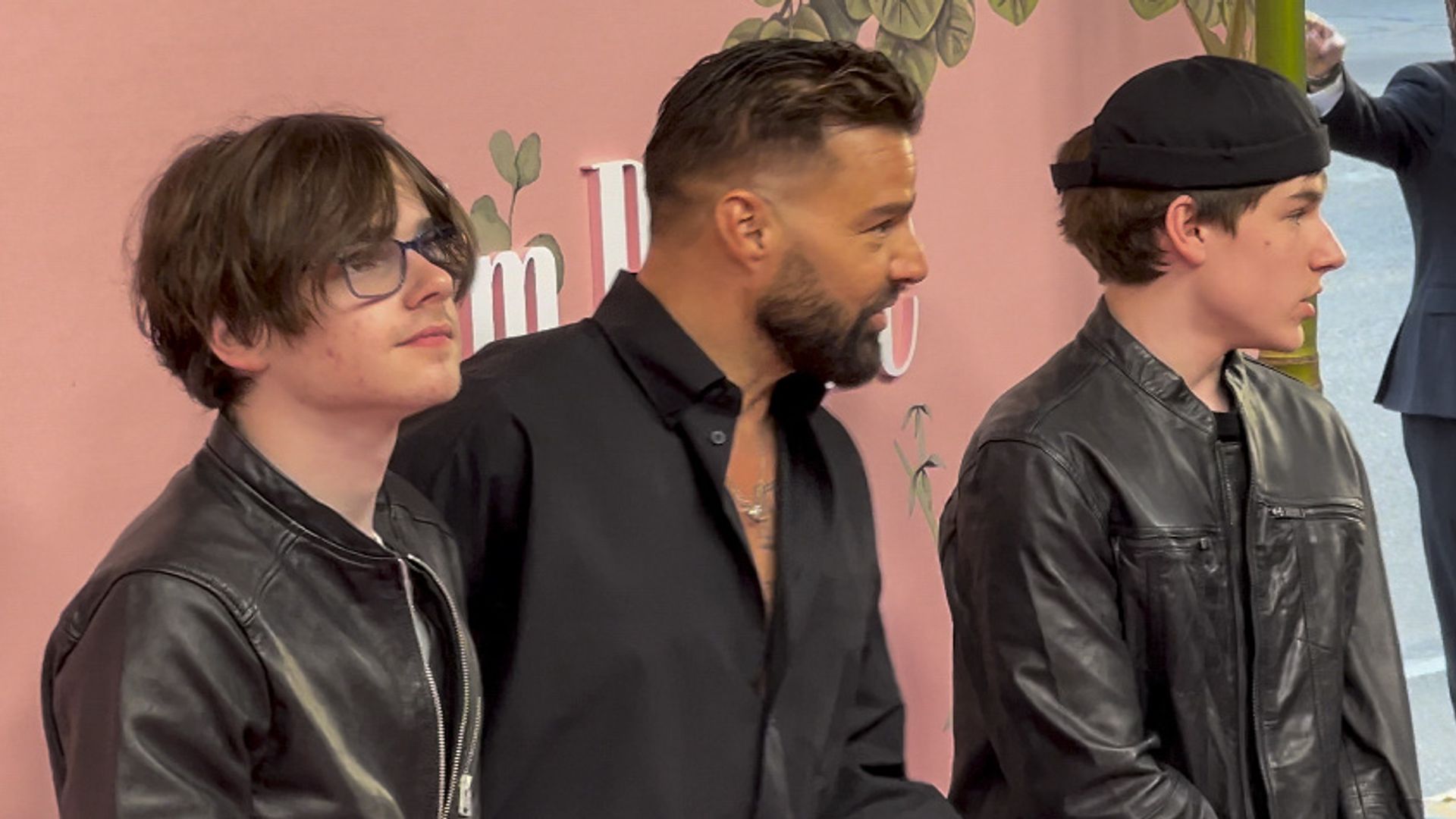 Ricky Martin llevó a sus dos hijos, los gemelos Matteo y Valentino, al estreno de Palm Royale.