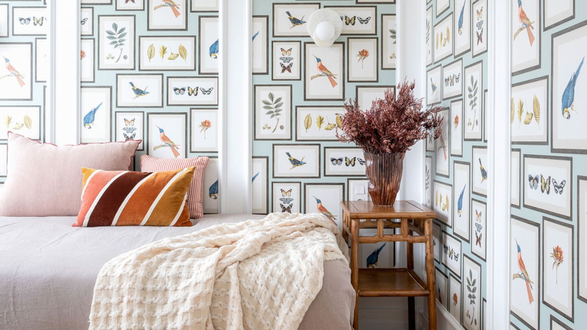 Dormitorio con papel pintado