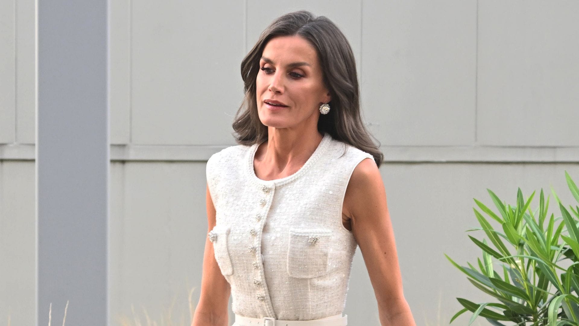 La Reina brilla con su enigmático vestido de cristales y joyas de diamantes en una noche muy esperada