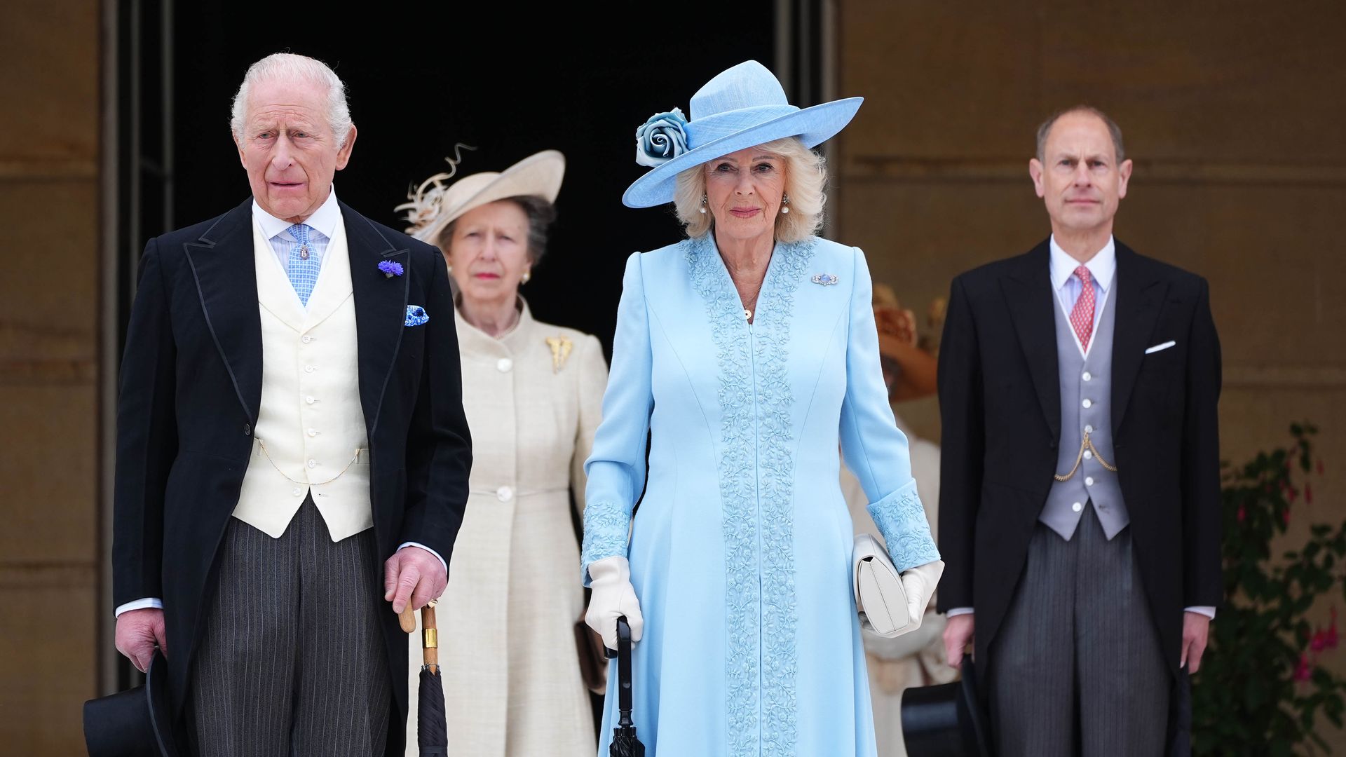 El rey Carlos III, la reina Camila y la princesa Ana en la Garden Party.