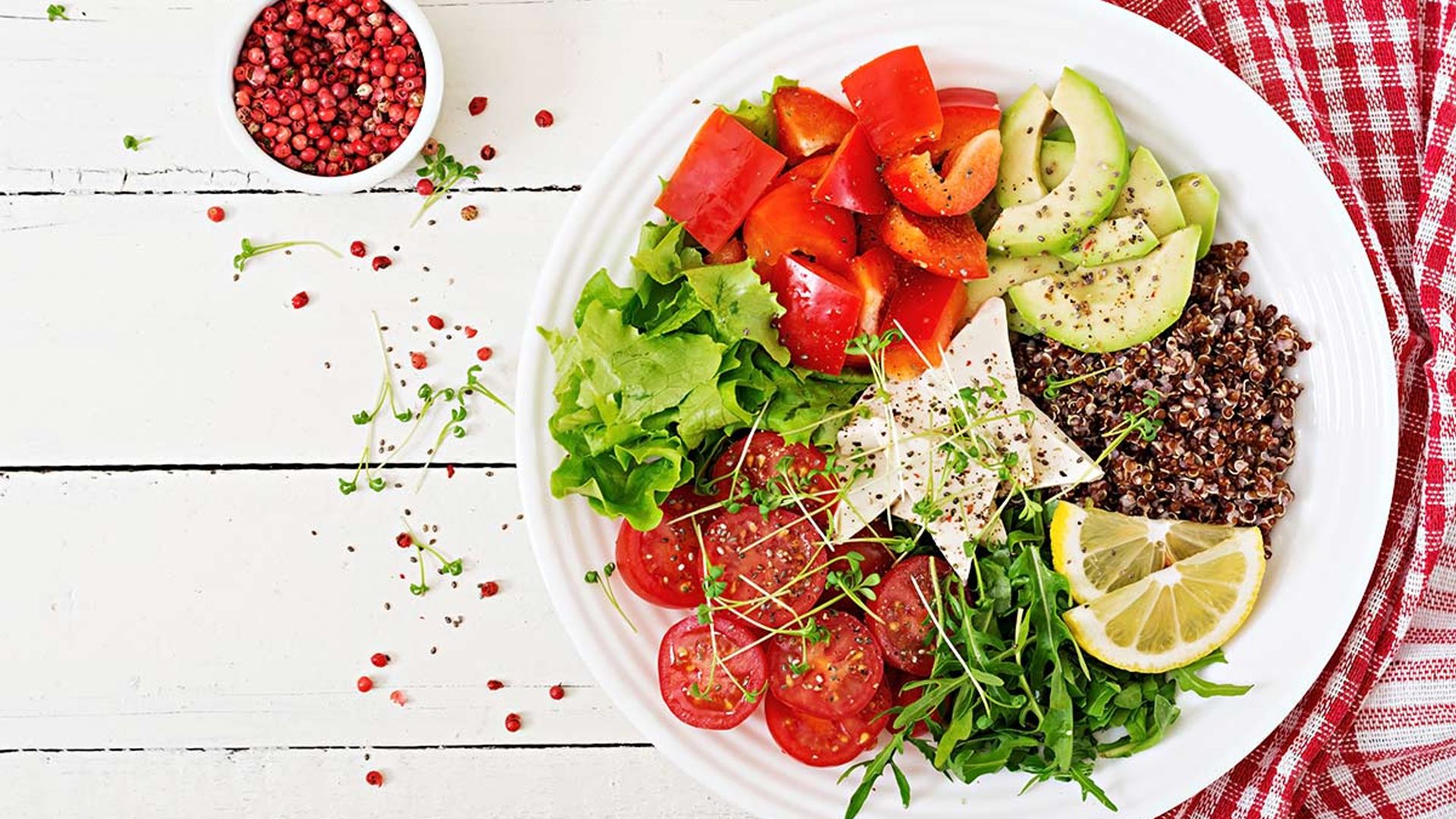 Ensalada navideña de tofu, quinoa y aguacate