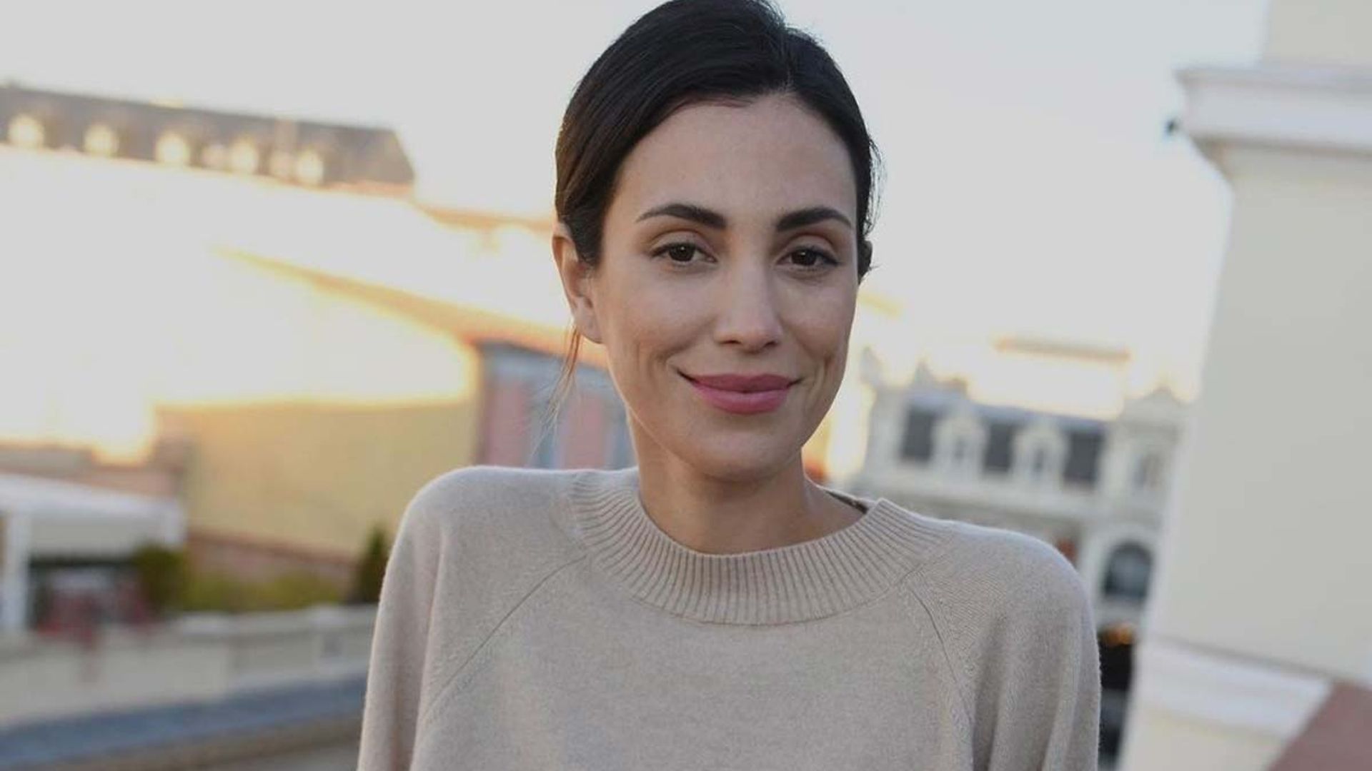 La clave de Sassa de Osma para transformar un look básico en uno especial: un chaleco estampado