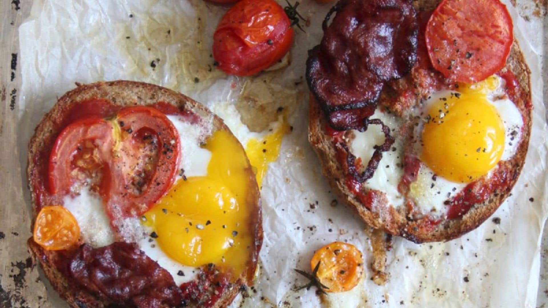 Tostadas al horno con beicon, tomate y huevo