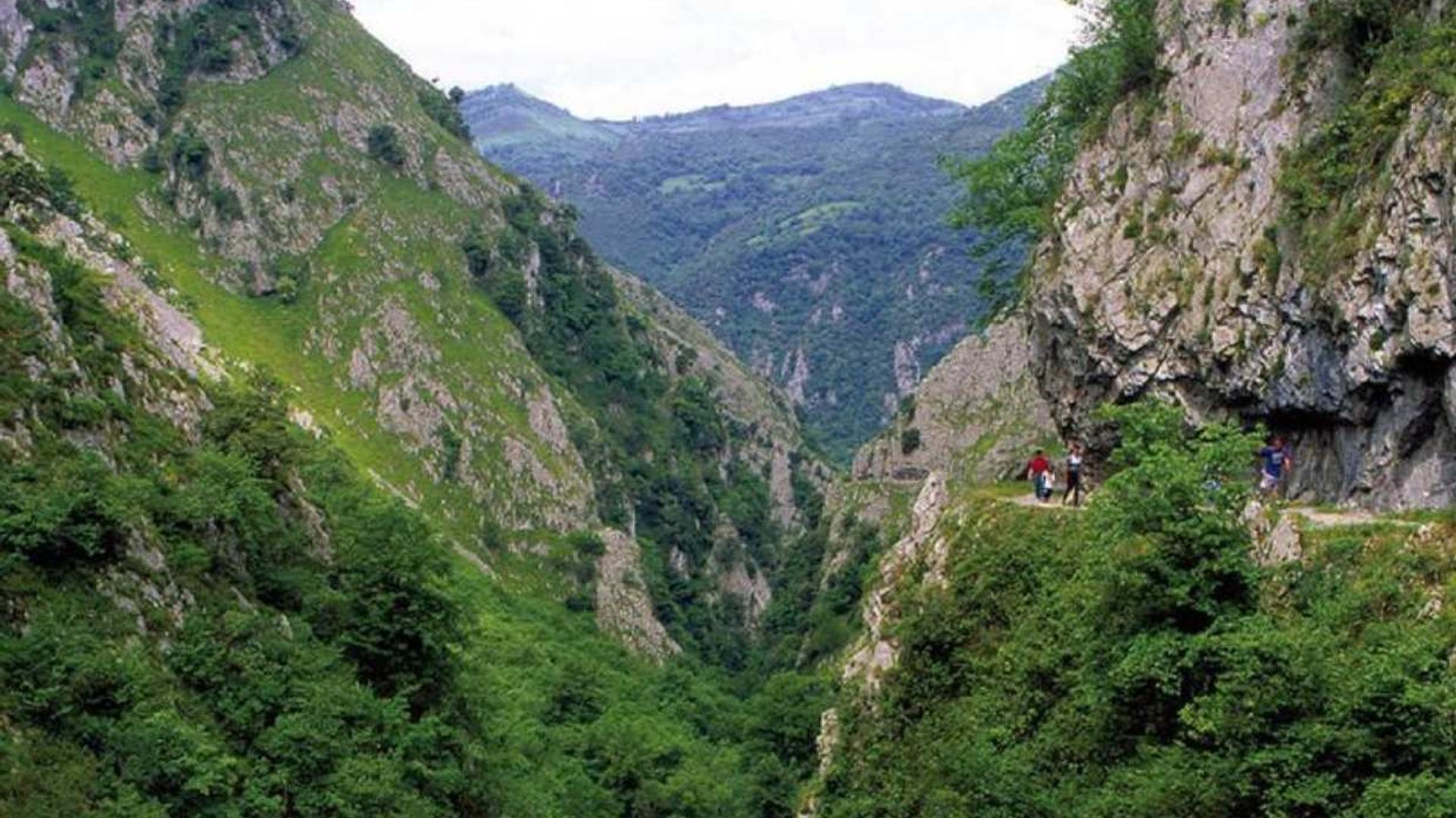 El desfiladero de las Xanas, el paseo más bello de la primavera asturiana