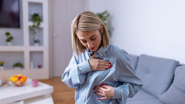 Mujer haciéndose una revisión de la mama