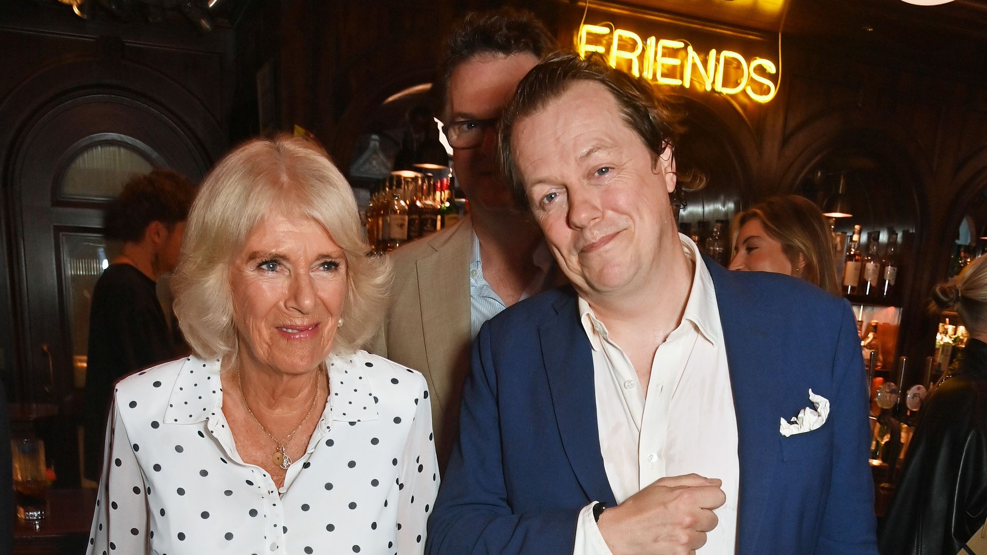 Tom Parker Bowles junto su madre, la reina Camilla