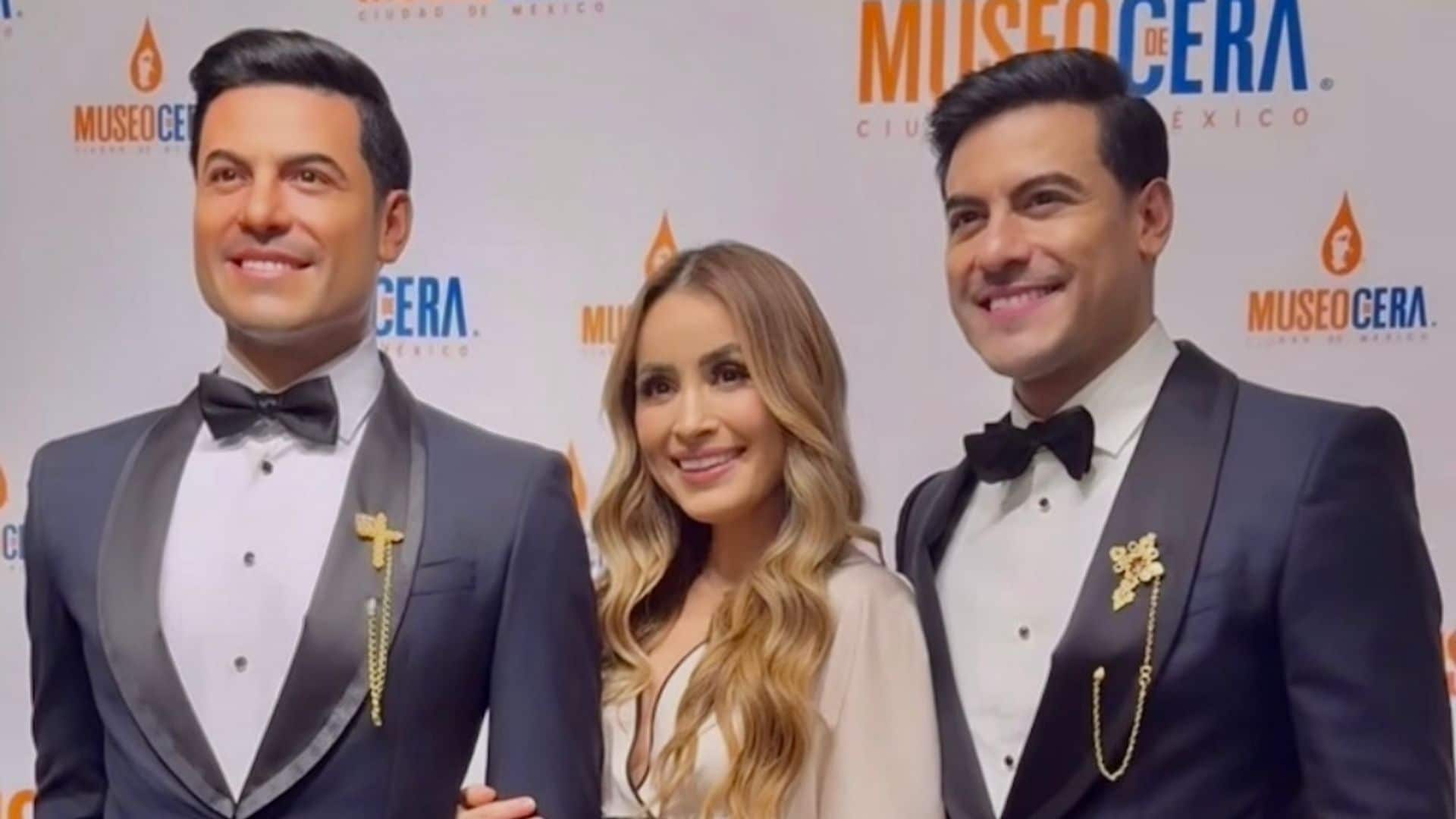 Carlos Rivera en la develación de su estatua de cera junto a Cynthia Rodríguez