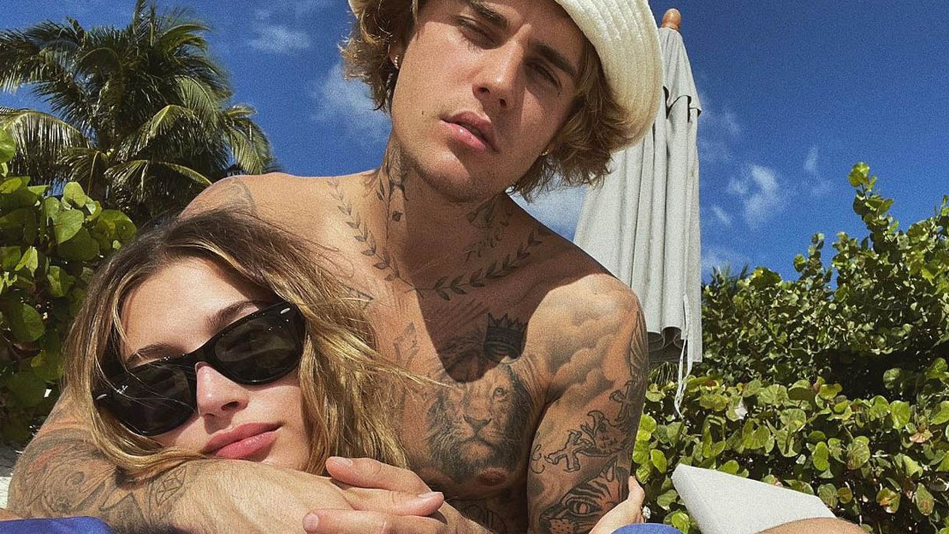 Hailey y Justin Bieber pasan la Navidad en la playa... ¿y en pijama?