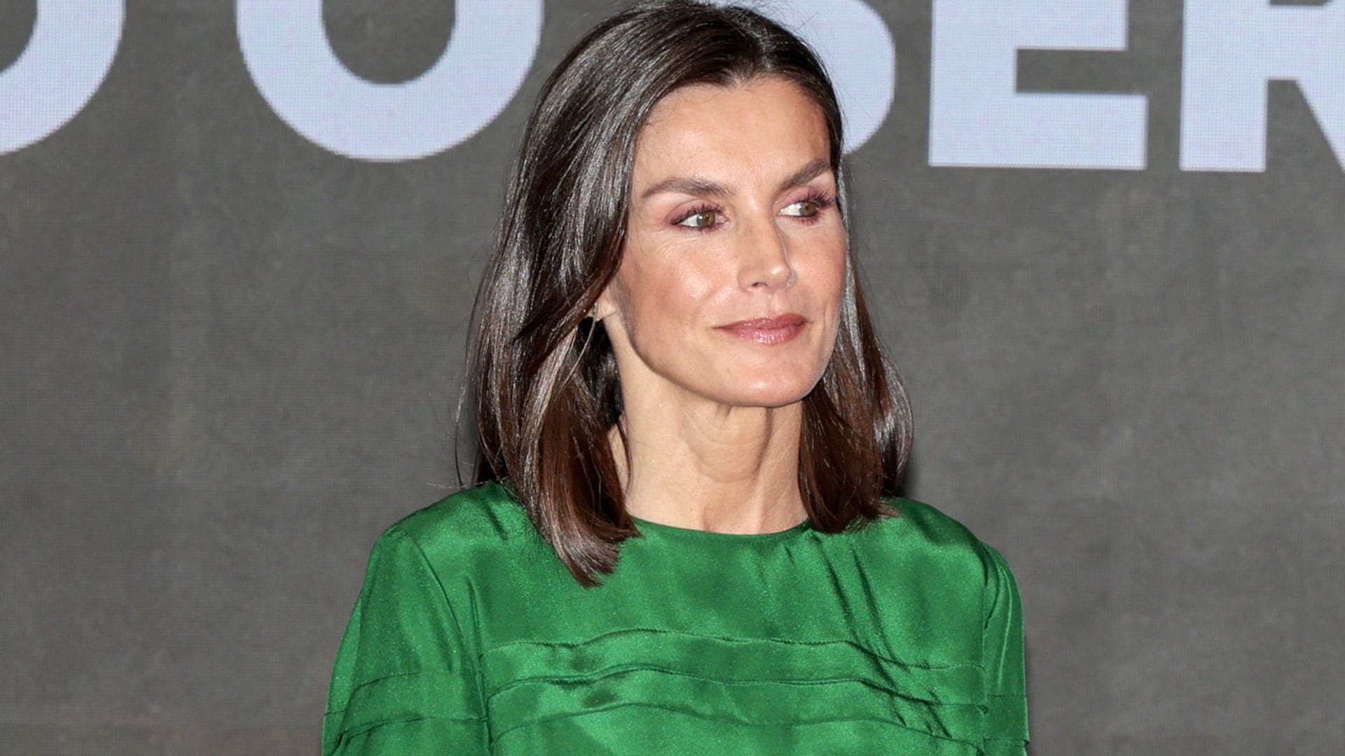 La reina Letizia estrena la primavera con su blusa verde de 2018 a la que acompaña el misterio