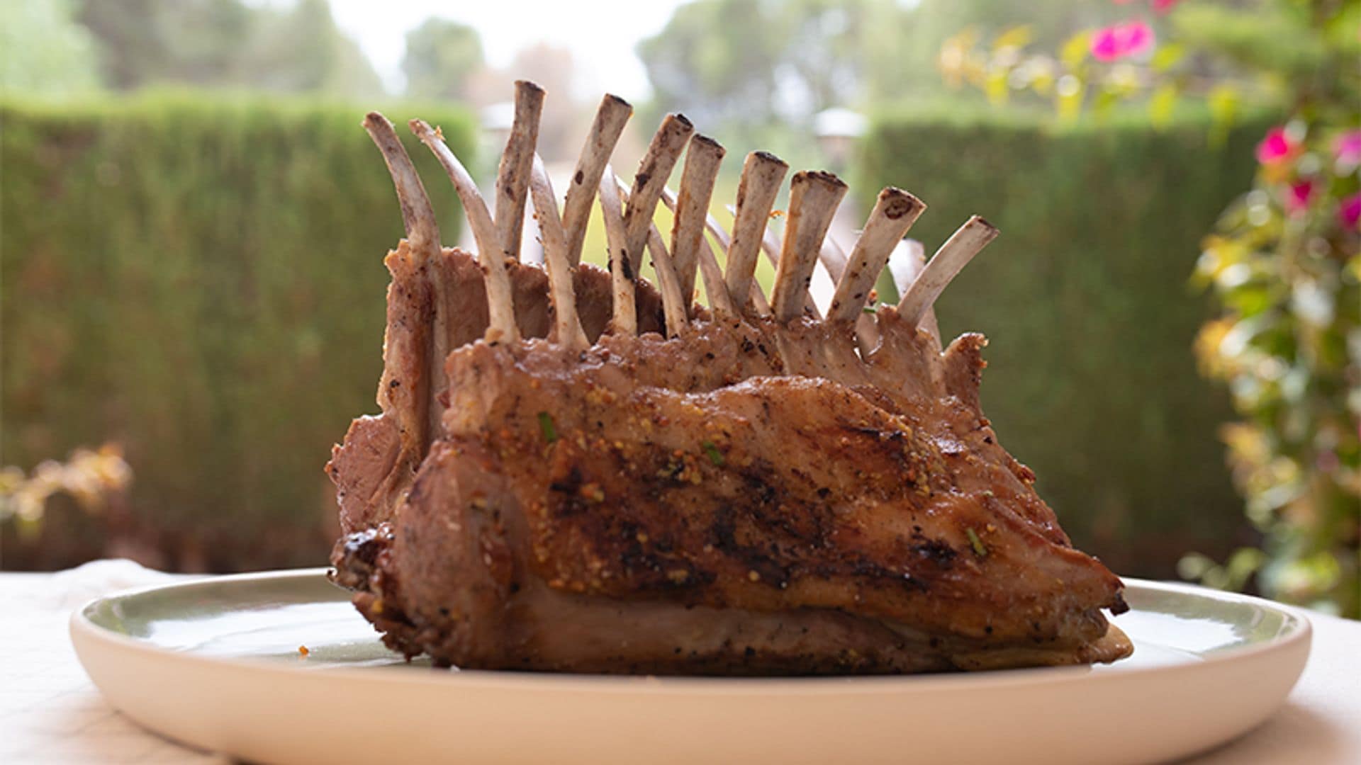 'French rack ' de cordero con mostaza, hierbas y patatas al romero