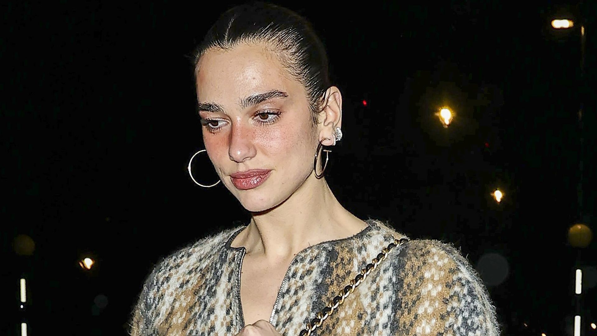 Dua Lipa lidera la tendencia afelpada con una botas icónicas