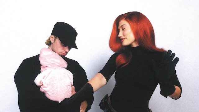 Plano medio de Hailey y Justin Bieber disfrazados con su bebe en brazos