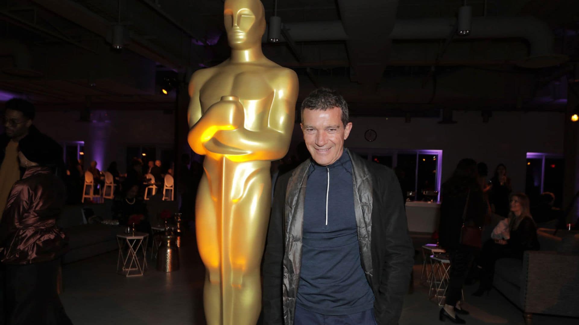 Así vive Antonio Banderas la horas previas a los Oscar en compañía de otras estrellas