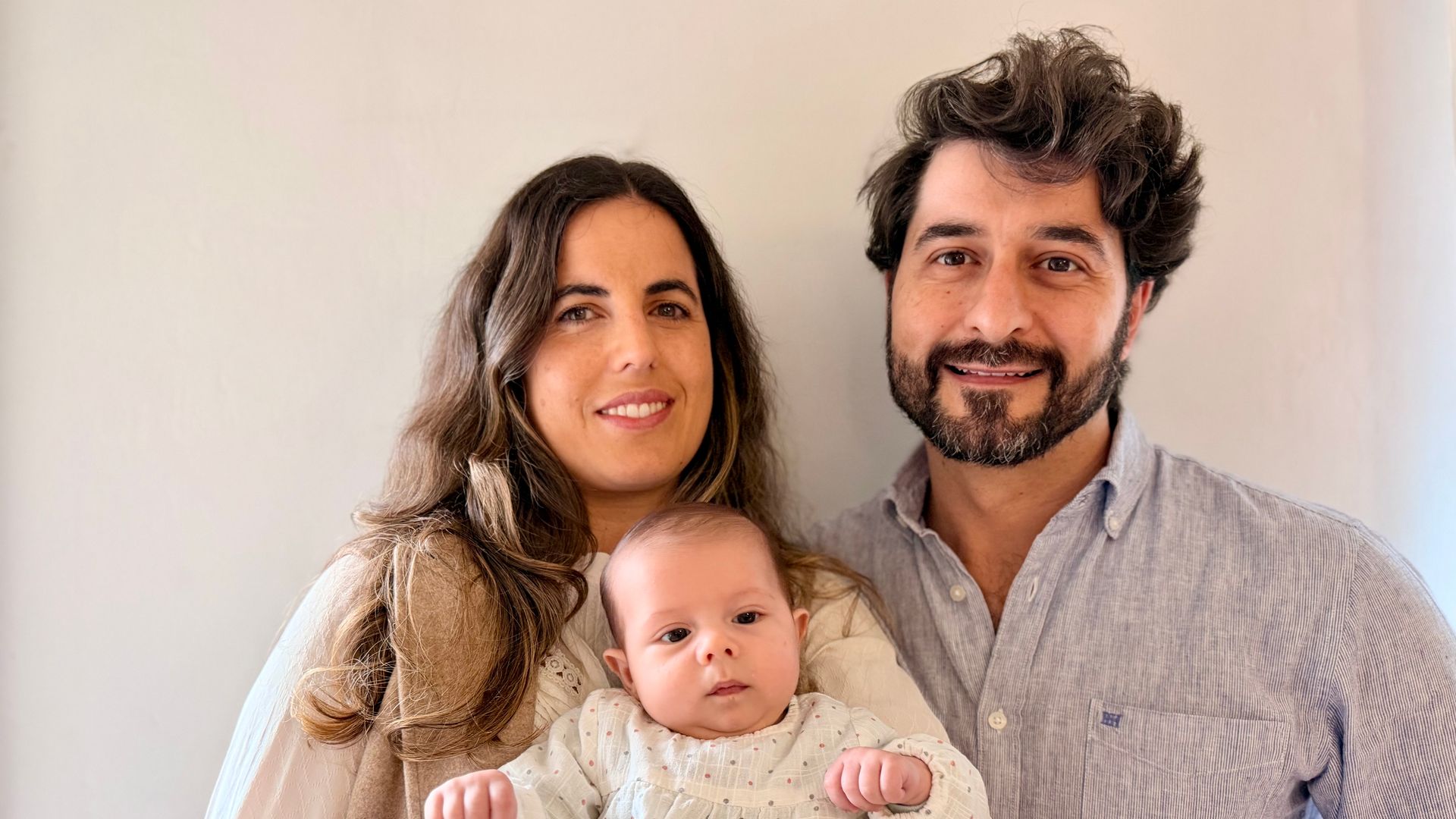 Miriam y Manuel, con el pequeño Gonzalo en brazos