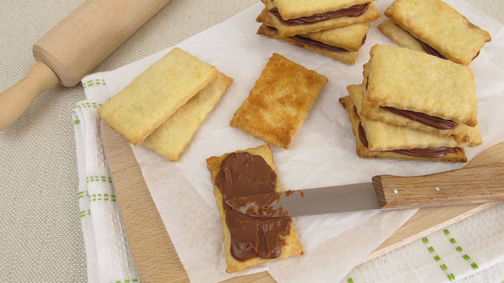 Galletas de vainilla con crema de cacao y avellanas
