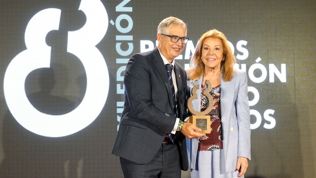 Carmelo Sanz de Barros recibe el premio de manos de la presidenta de la Fundación Eduardo Barreiros, Mariluz Barreiros