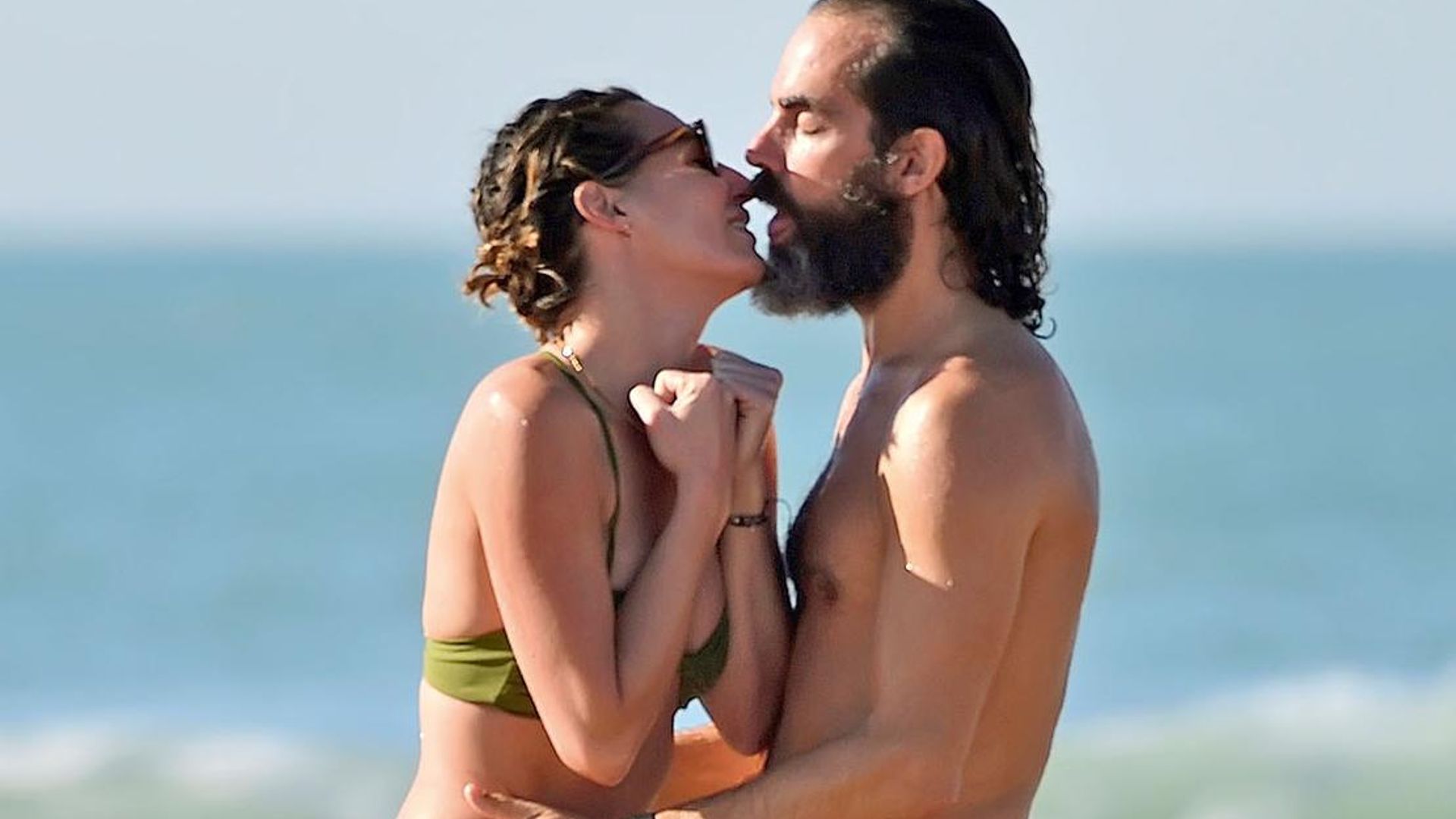 Eugenia Osborne y Miguel Barreiro reciben el año en las playas de Cádiz
