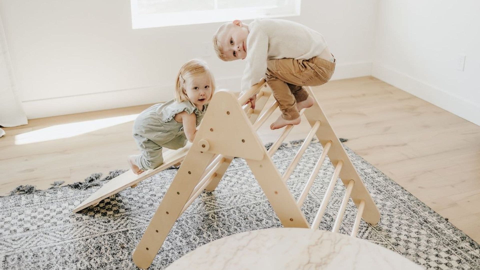 Triángulo Pikler: ¿Sabes qué beneficios tiene y cómo elegir el mejor para tus hijos?