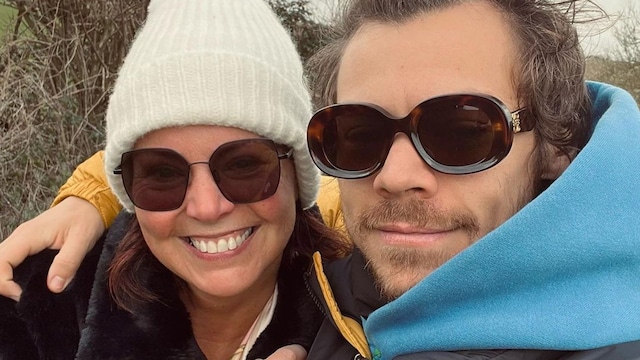 Harry Styles con su madre Anne Twist con gafas de sol