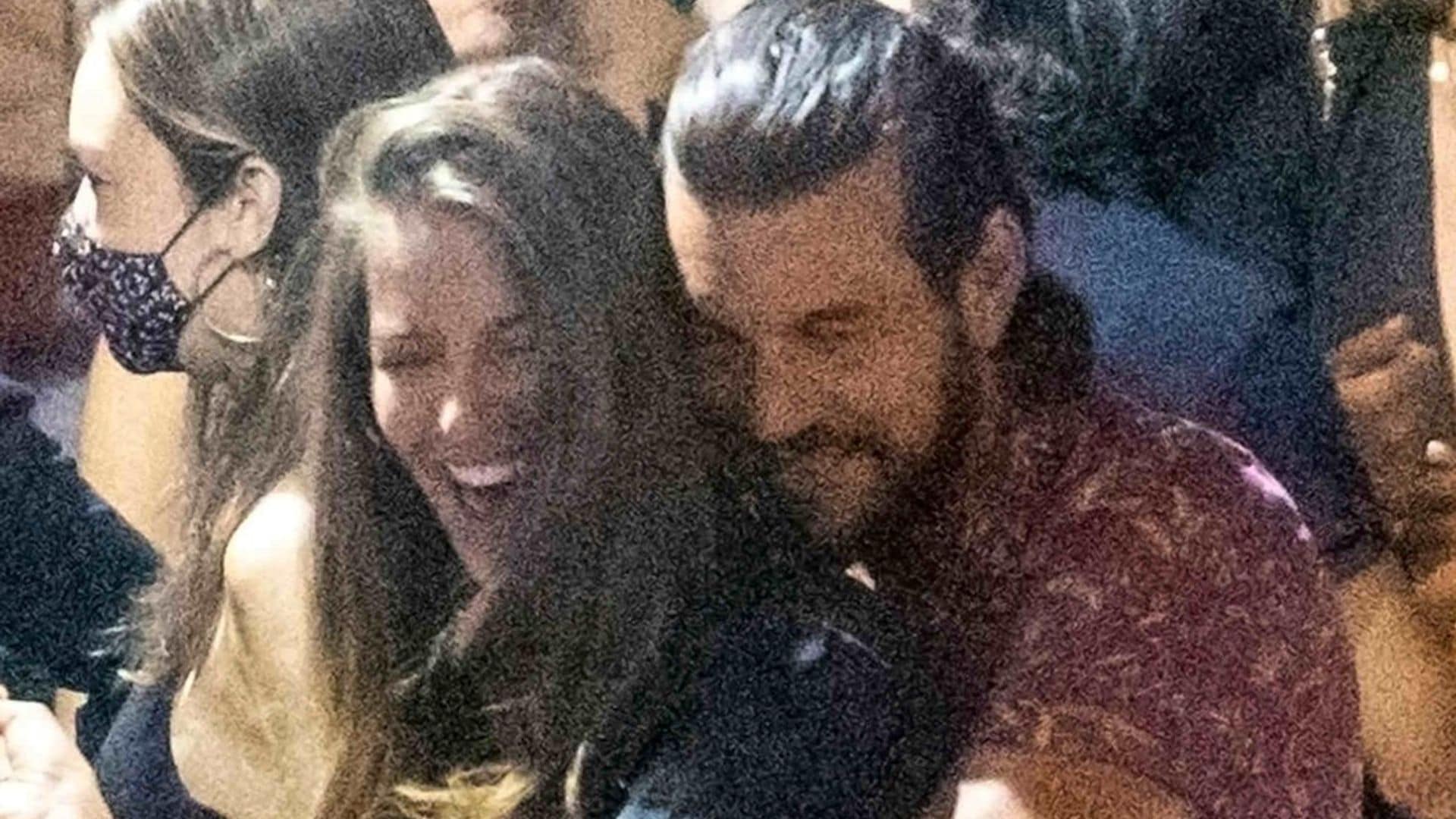 Mario Casas y Desiré Cordero, los besos y la complicidad de la nueva pareja sorpresa del verano
