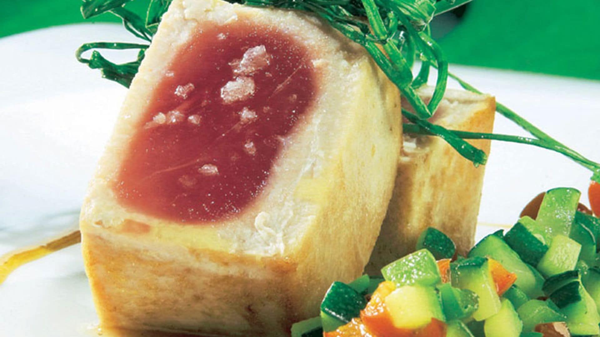Atún rojo con verduras y cebollino frito