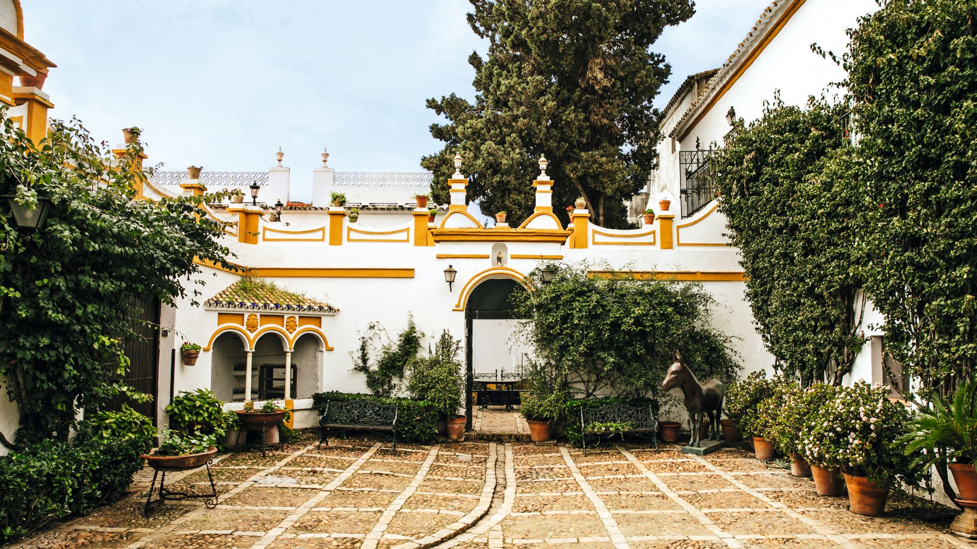 El patio, típico andaluz, de la hacienda