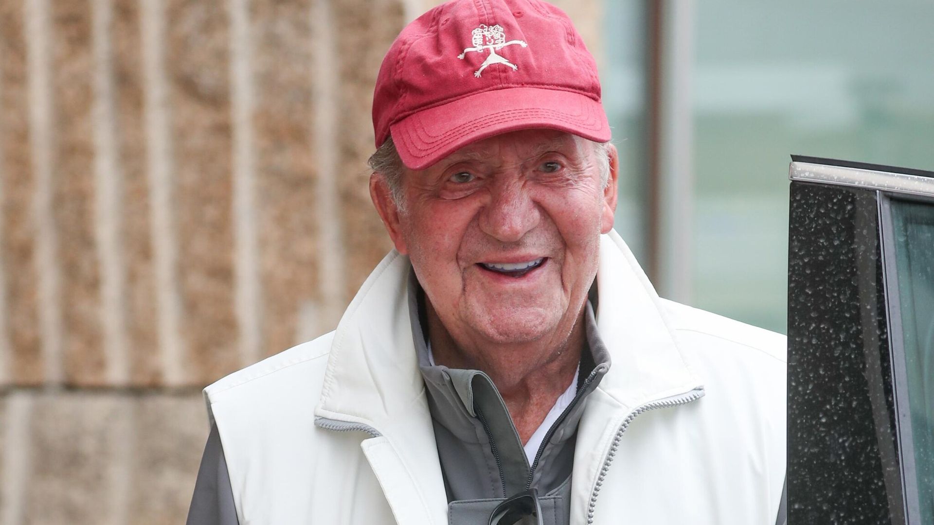 Descubrimos el libro que ha leído Don Juan Carlos durante el vuelo de Abu Dabi a Sanxenxo
