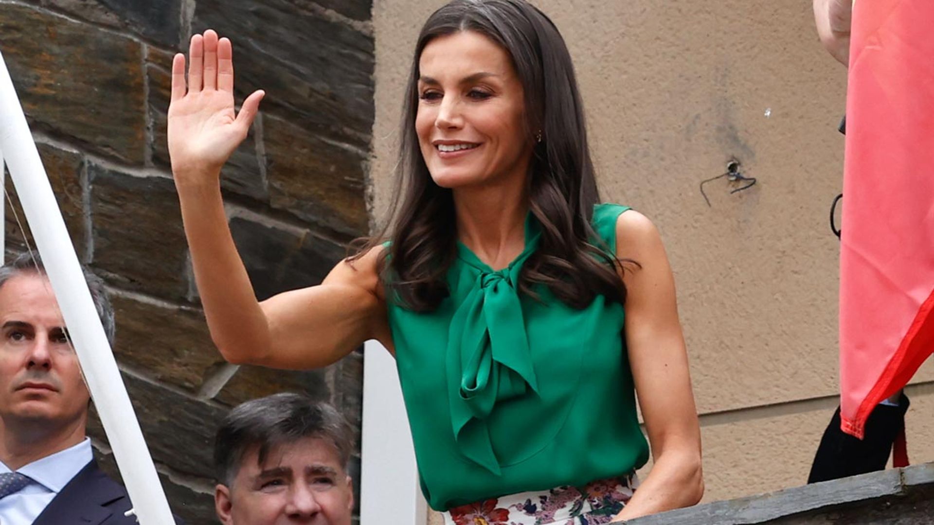 La Reina transforma su falda de flores con una blusa verde de hace diez años