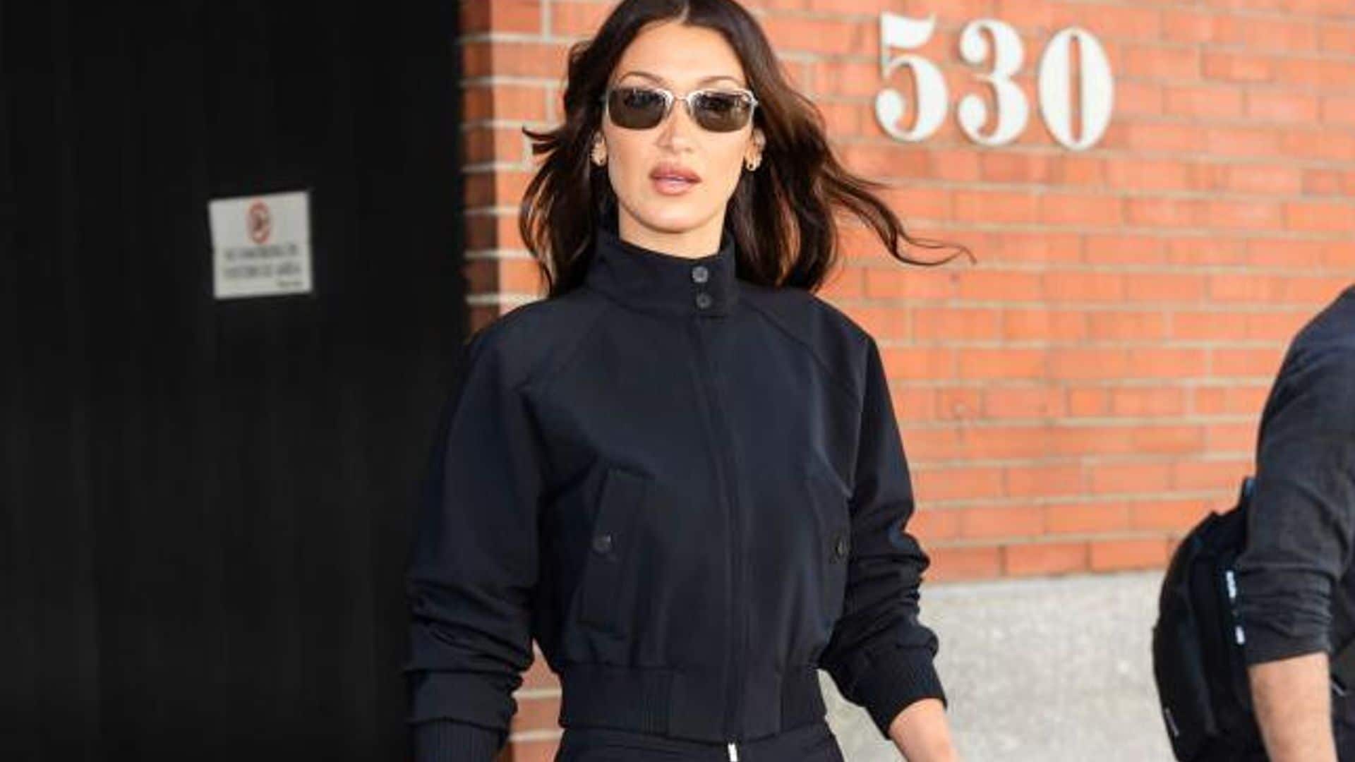 Bella Hadid nos muestra cómo llevar pantalones ‘capri’ con sandalias este verano