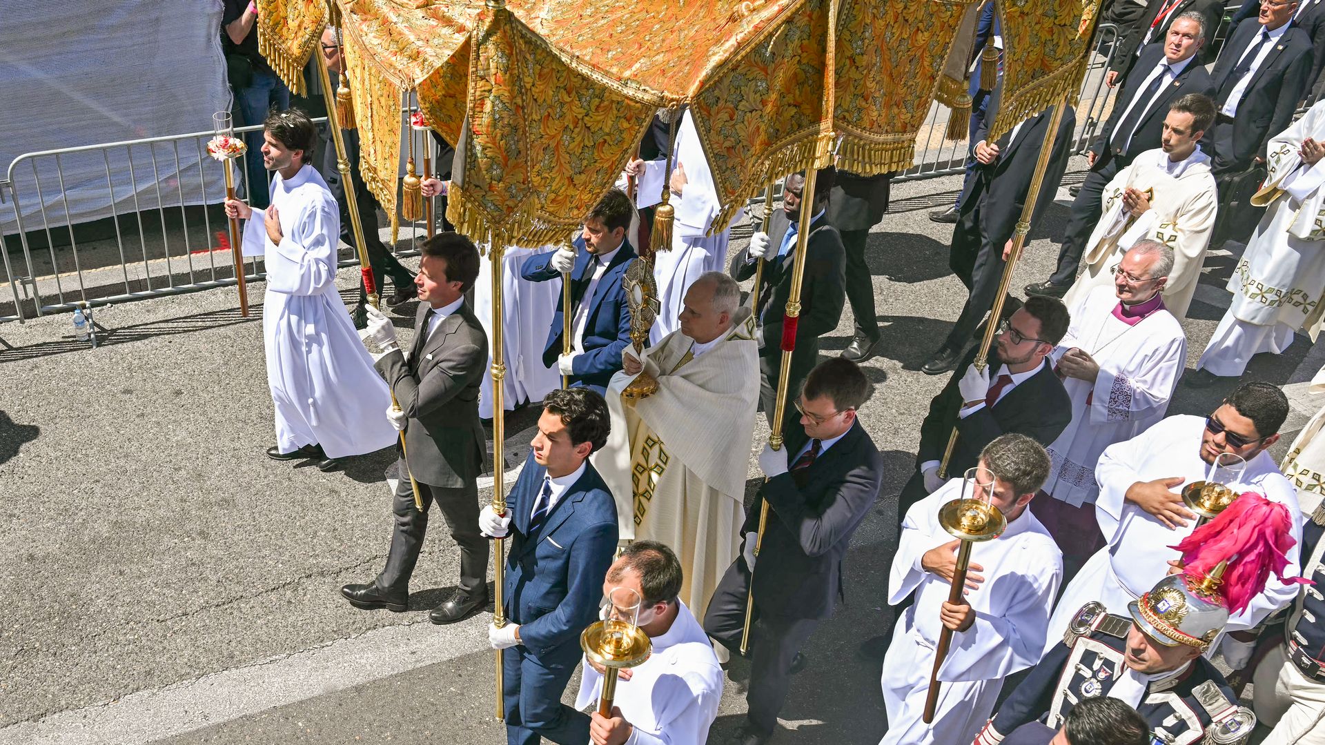 De los "¡Viva el Rey!" a la procesión histórica: así hemos vivido el minuto a minuto de la multitudinaria misa