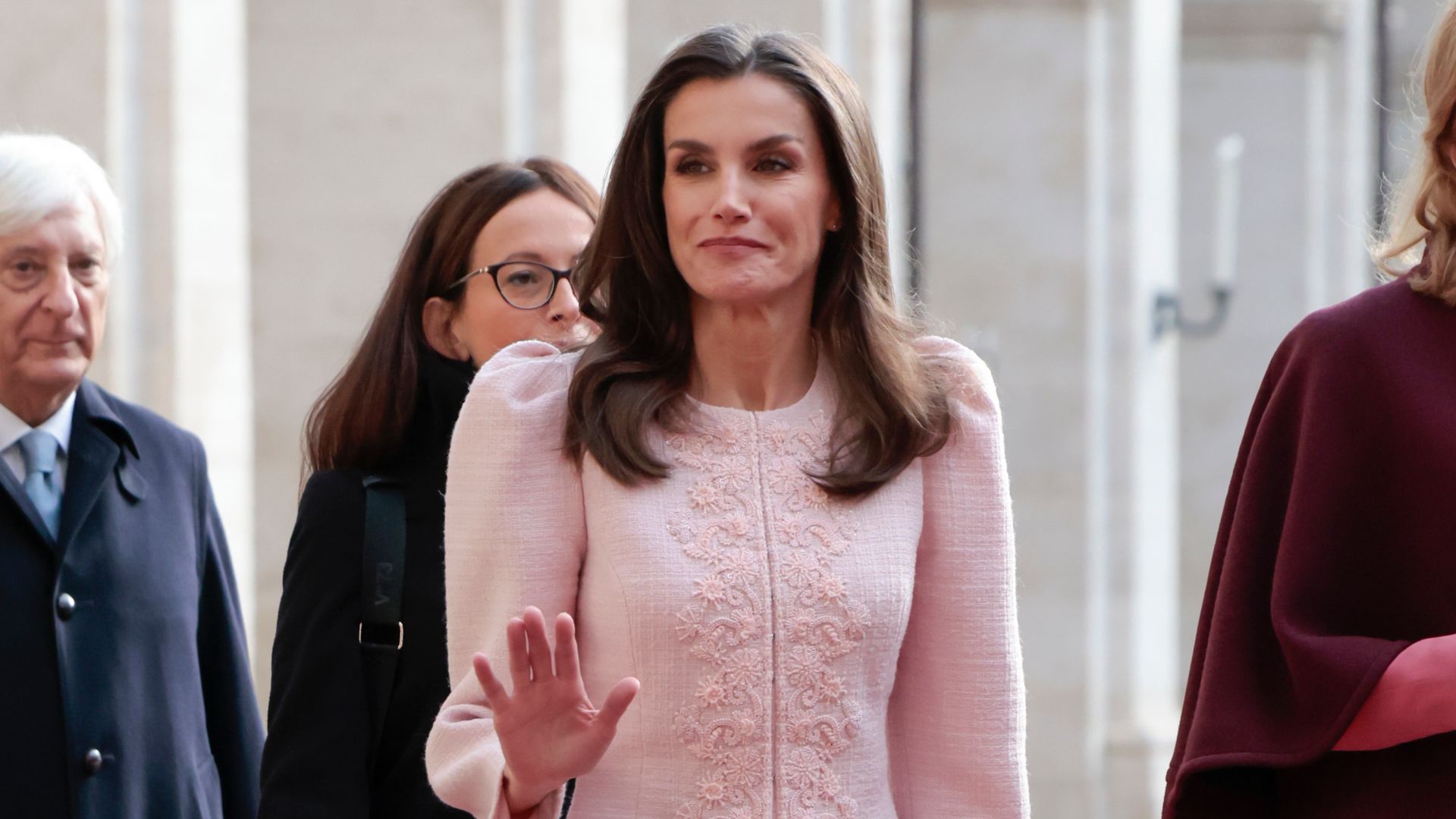 La reina Letizia versiona en Italia un look de tweed rosa estilo años 80 que vimos