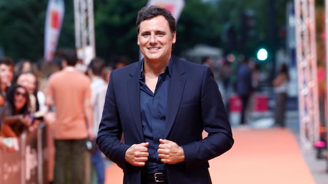 Plano medio de Ion Aramendi en un evento con traje azul marino
