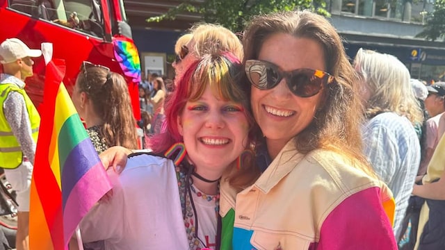 La princesa Marta Luisa de Noruega con su hija, Maud Angelina Behn, en la fiesta del Orgullo de Noruega en 2025