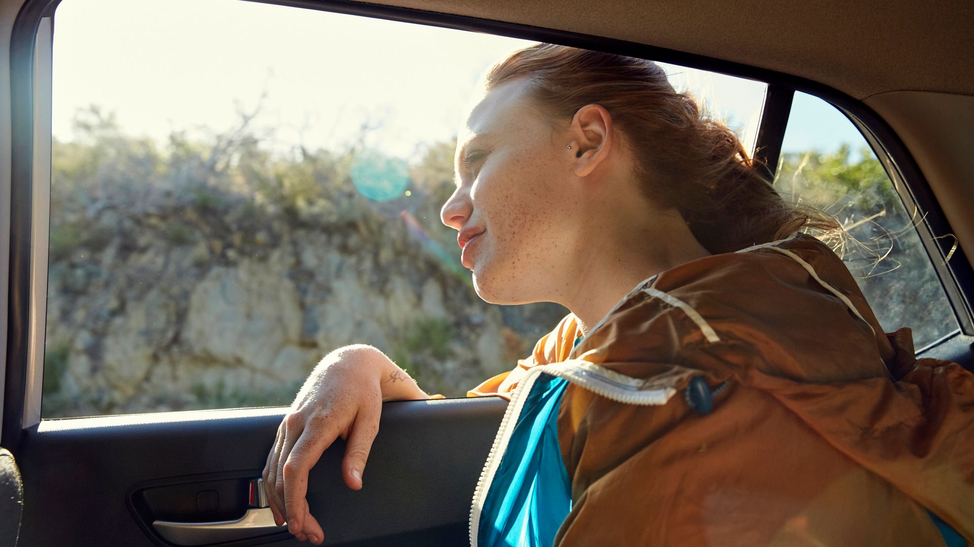 Mujer viajando y mirando por la ventana