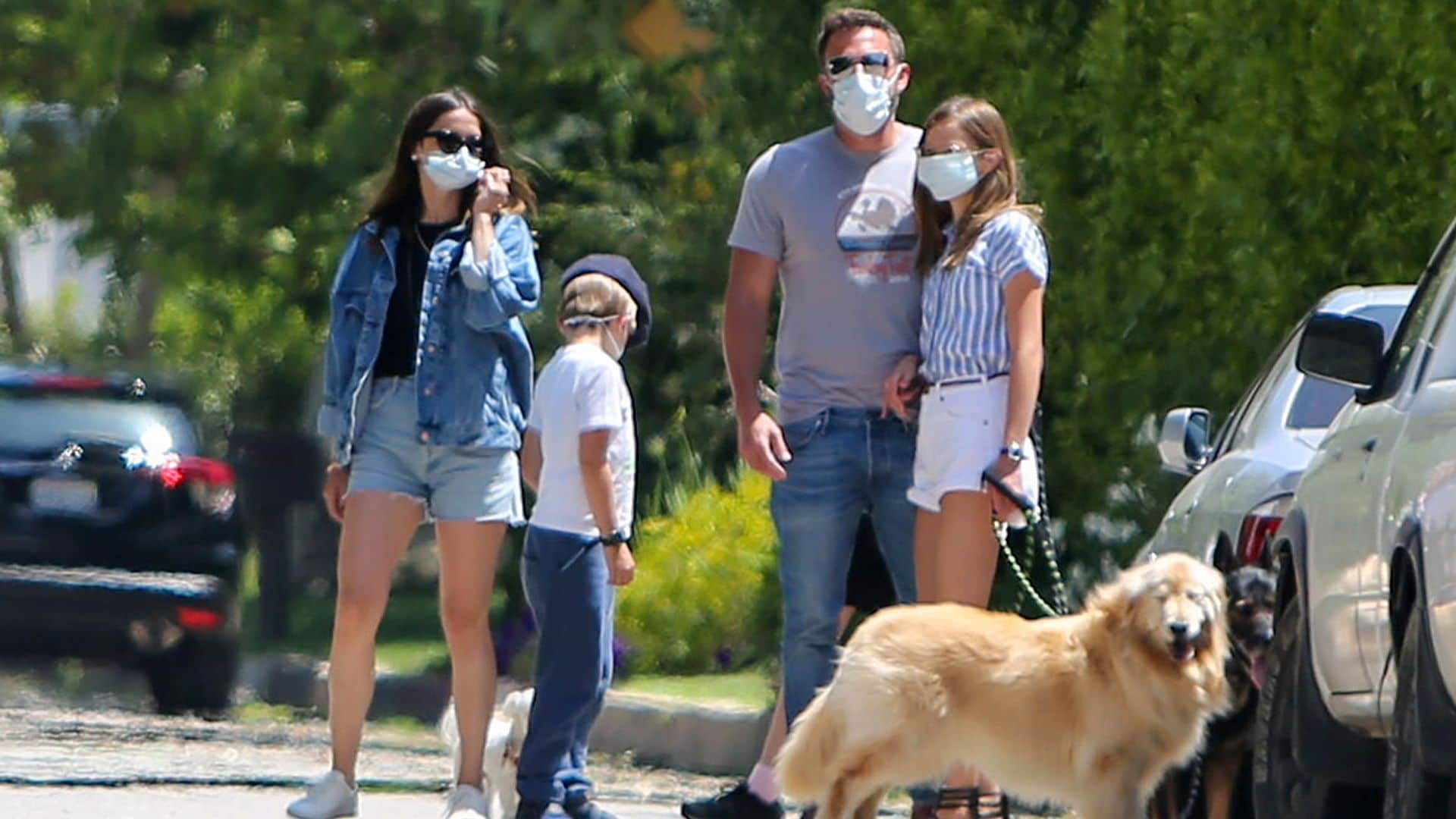 Primeras imágenes de Ana de Armas con los hijos de Ben Affleck en un animado paseo familiar