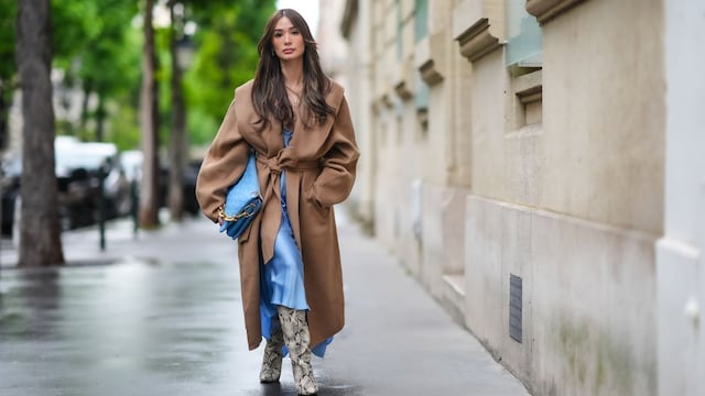 Plano entero de Heart Evangelista con abrigo largo y botas animal print