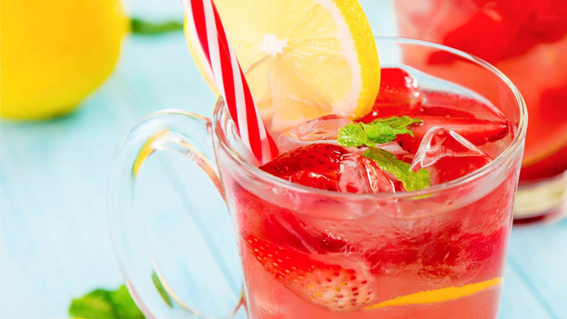 Limonada con cubitos de fresa